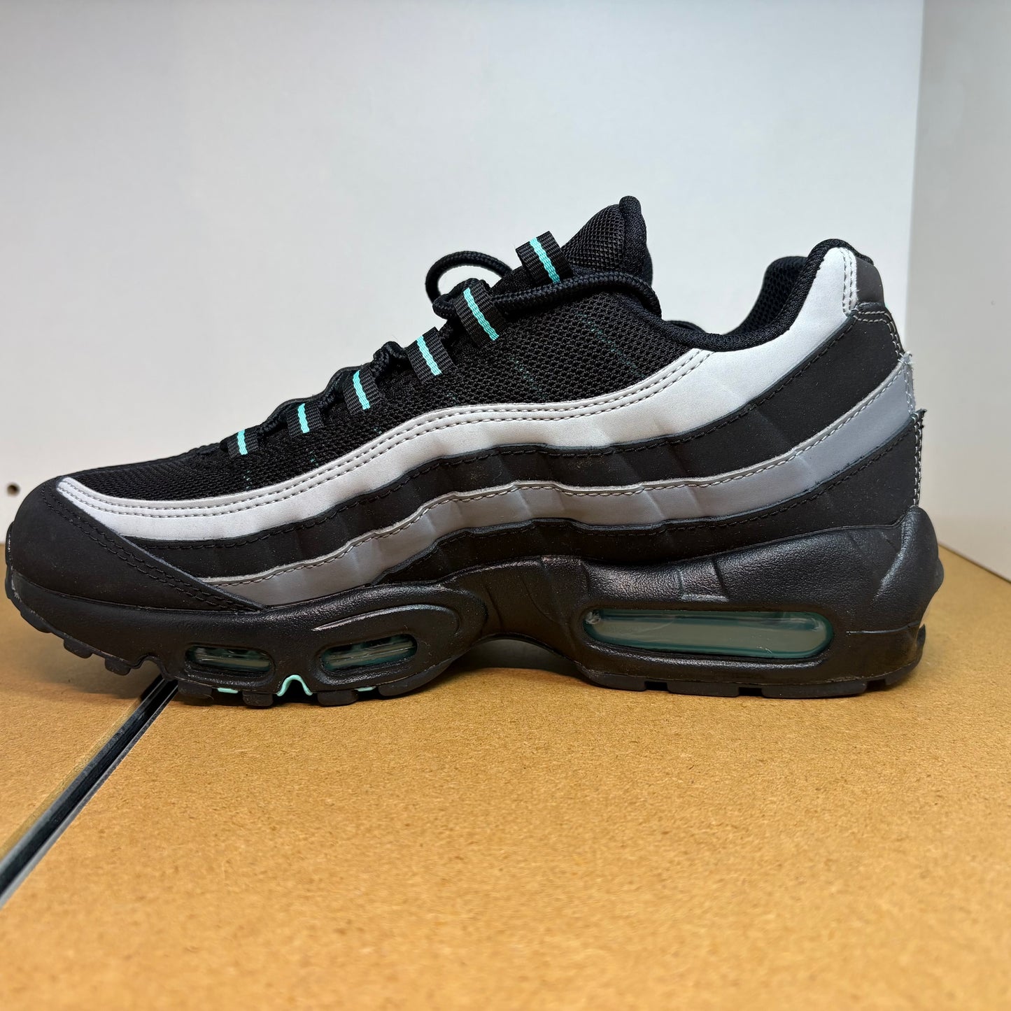 NIKE Air Max 95 Schwarz Aurora Grün Herren Sneaker HV6062-001 - mit Box OHNE Deckel