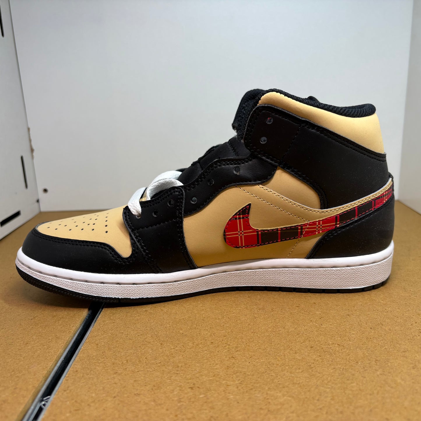 Jordan 1 Mid SE Tartan Swoosh Sneaker DZ5329-001 - mit Box OHNE Deckel