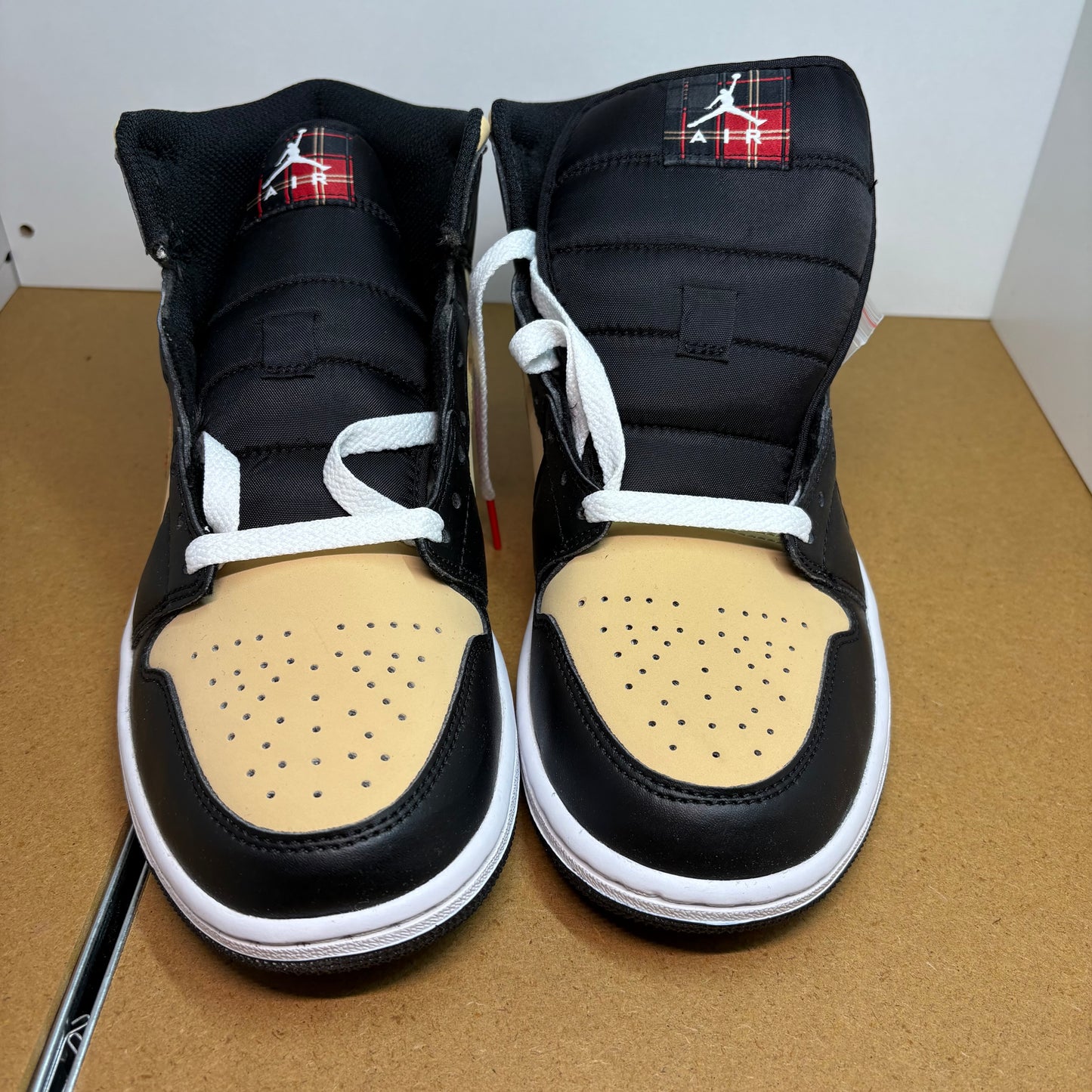 Jordan 1 Mid SE Tartan Swoosh Sneaker DZ5329-001 - mit Box OHNE Deckel