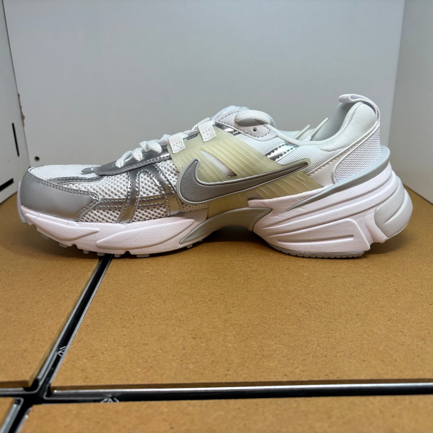 NIKE V2K Run Sneaker FD0736-104 - mit Box OHNE Deckel