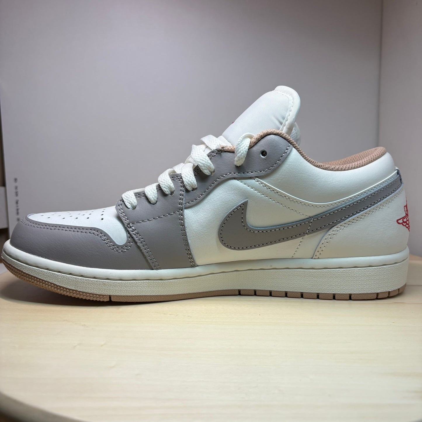 Jordan 1 Low Sail College Grey Rattan Sneaker 553558-169 - mit Box OHNE Deckel