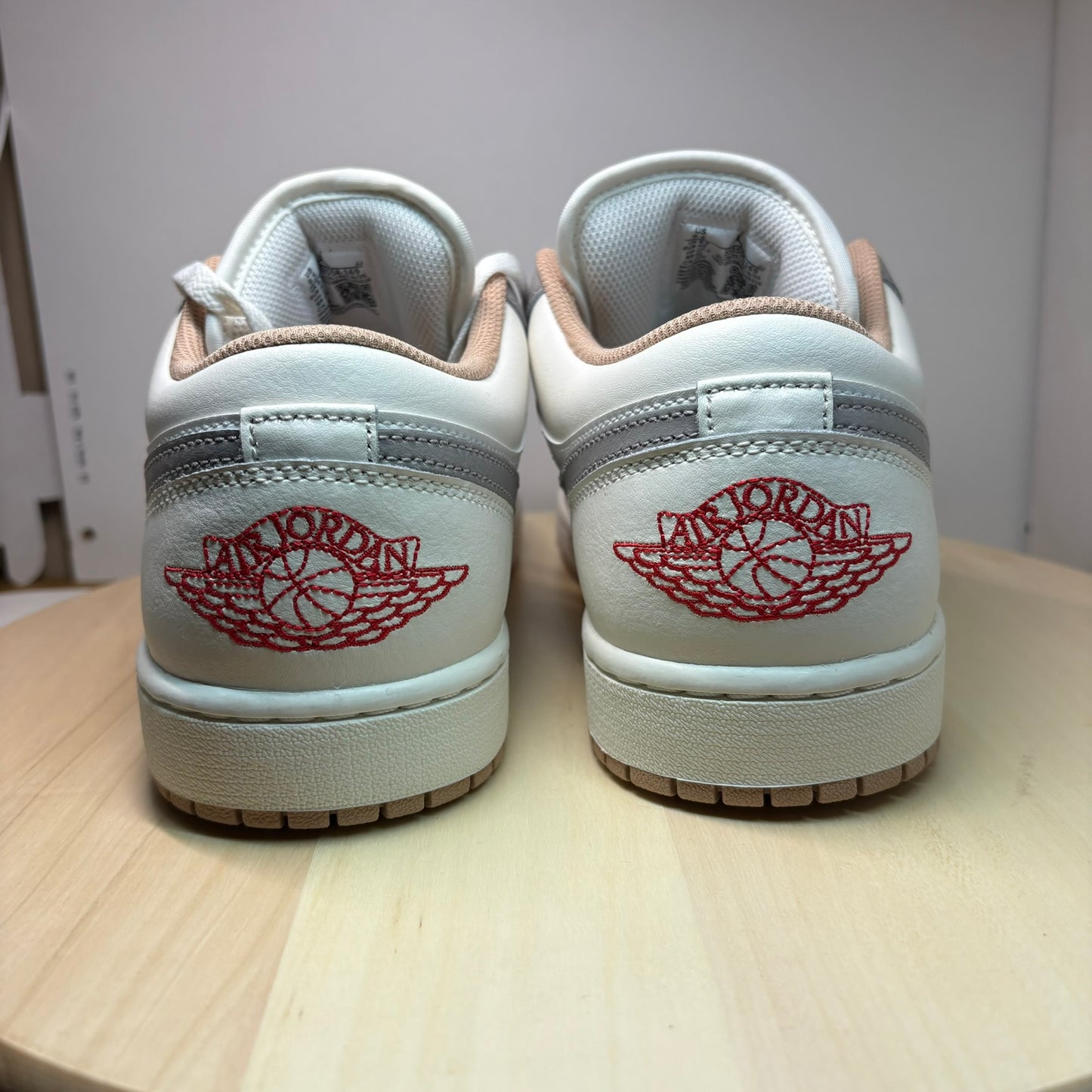 Jordan 1 Low Sail College Grey Rattan Sneaker 553558-169 - mit Box OHNE Deckel