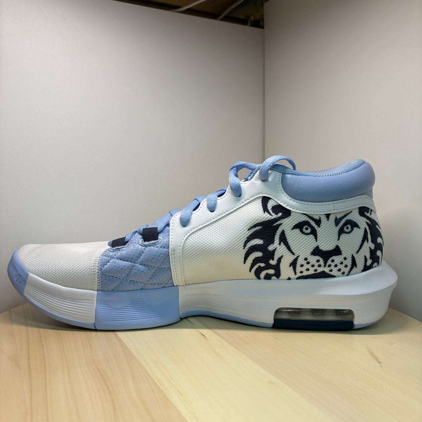 Jordan LeBron Witness VIII 8 Basketball-Schuh HQ2139-100 - mit Box OHNE Deckel