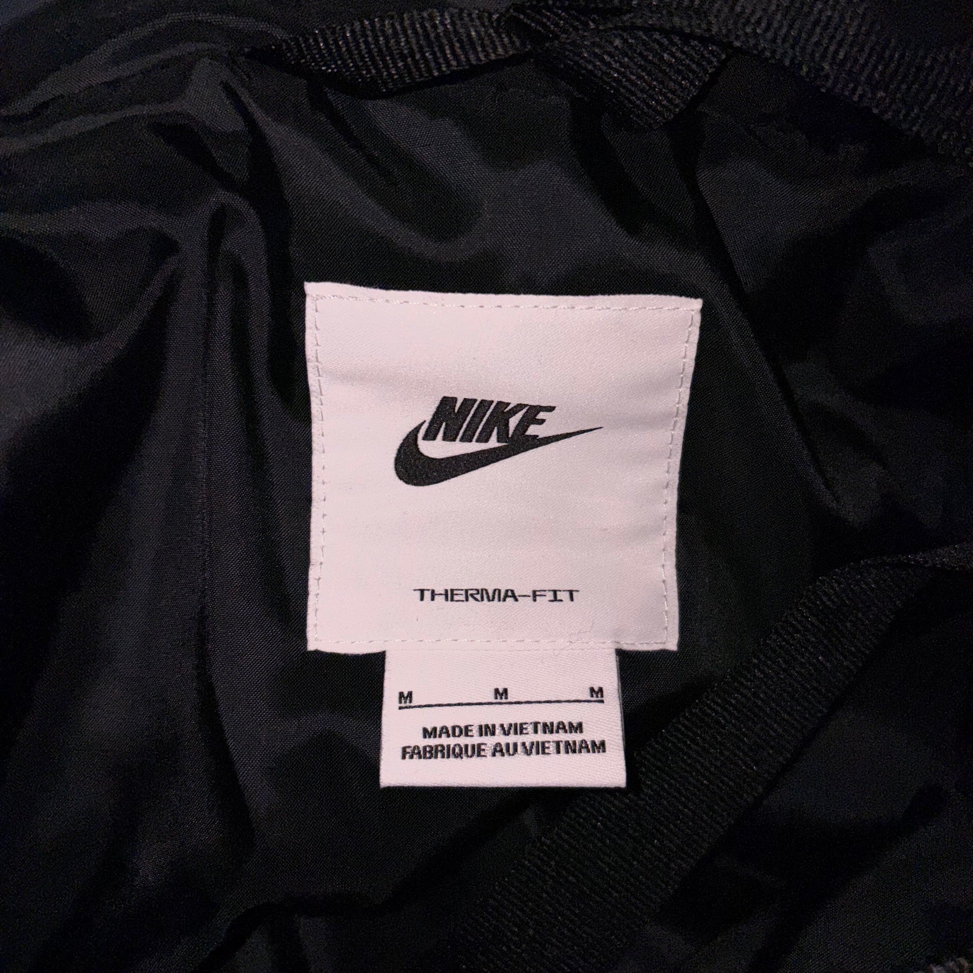 NIKE Damen Winterjacke DH4079-010 M Label