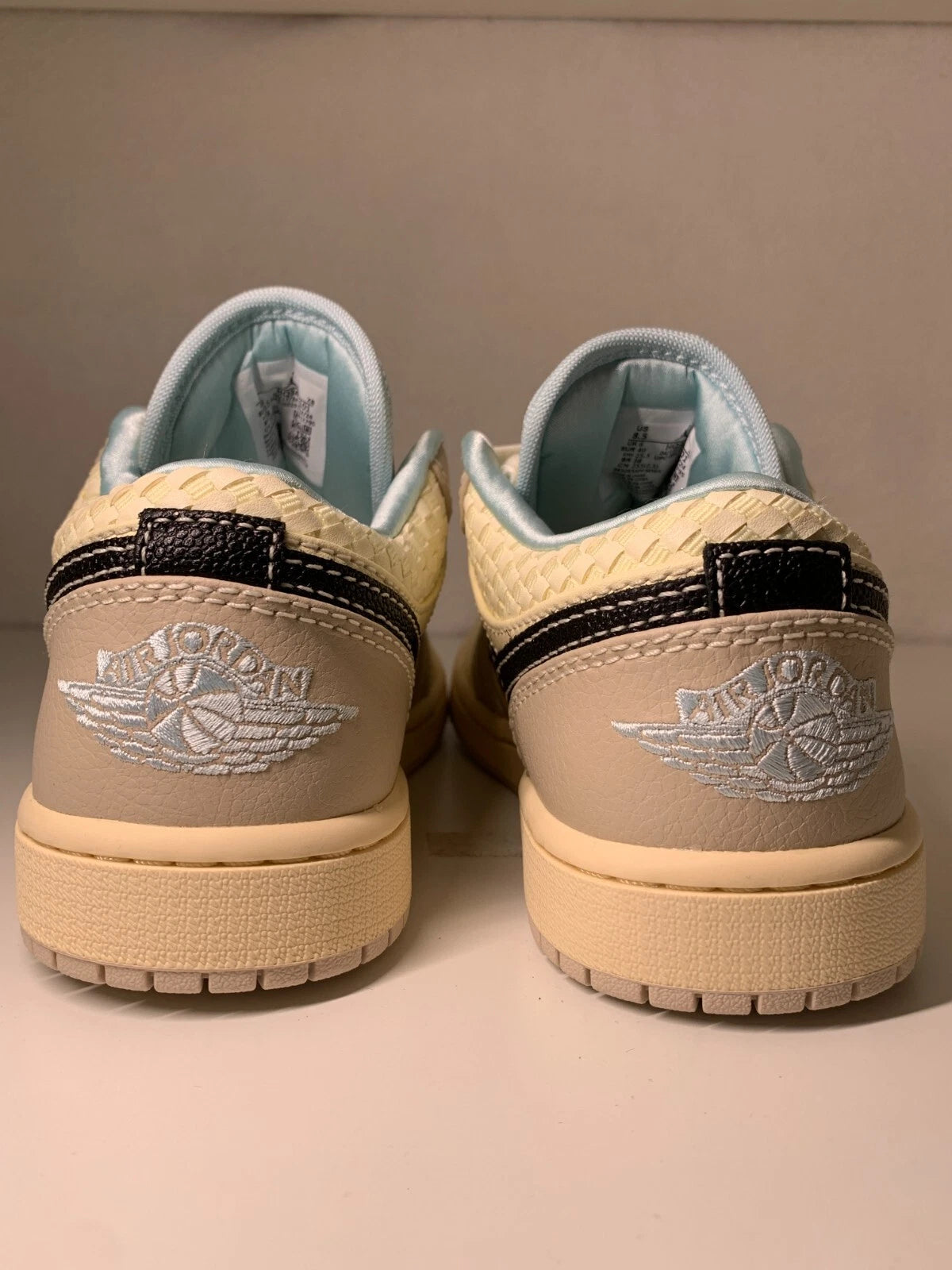 Jordan 1 Low SE Sanddrift Glacier Blue Damen Sneaker HQ3440-101 - mit Box OHNE Deckel